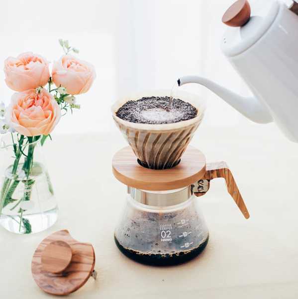Воронка стеклянная для приготовления кофе Hario Olive Wood, V60-01, с деревянной подставкой